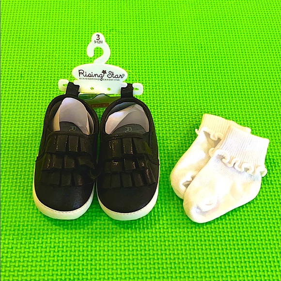 Soft Sole Shoes 9-12M and socks set - Picture 1 of 5